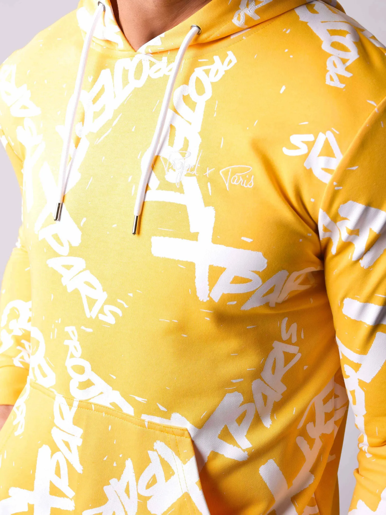 Sudadera con capucha y logotipo de graffiti