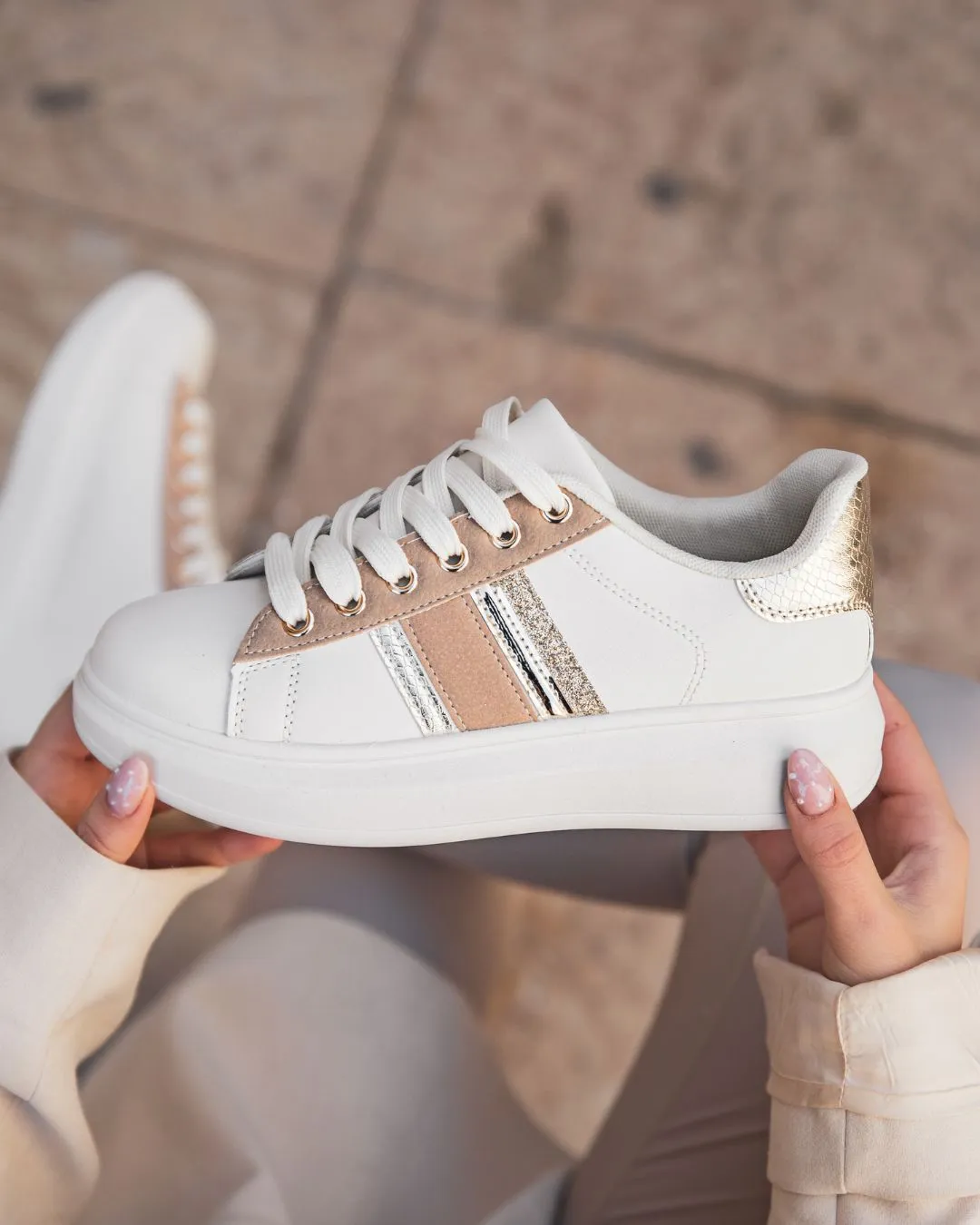 Zapatillas de mujer doradas, beige y blancas con cordones - Hena